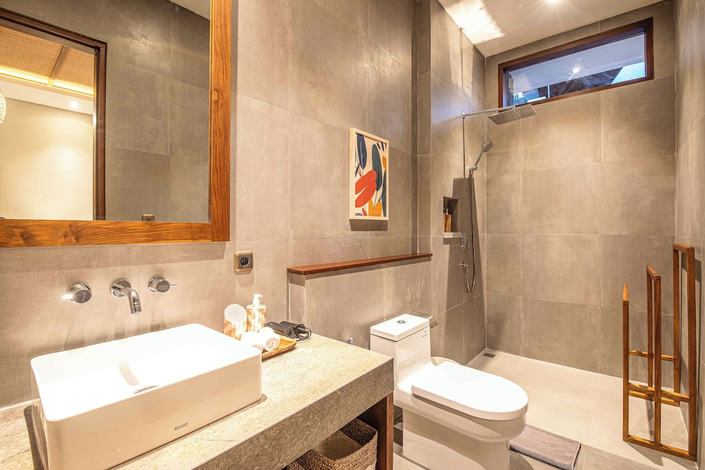 Luxury 5-bedroom Canggu Beach Villa With Scenic Ri