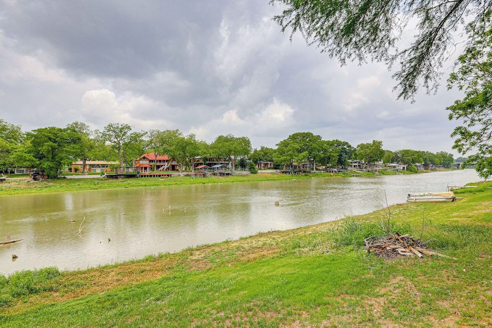 Waterfront Seguin Lake House Near Downtown