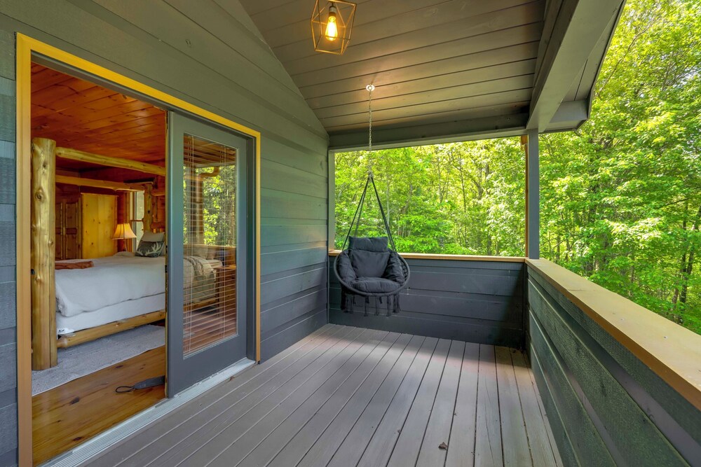 Family Friendly: Hot Tub Haven in Mineral Bluff!