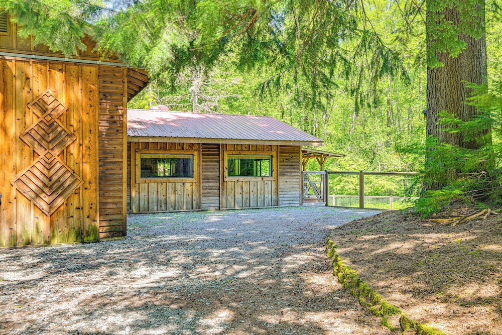 5 Mi to Mt Rainier Natl Park: Cozy Cabin w/ Deck!