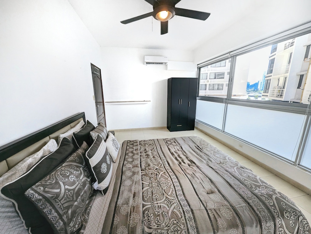 YC 701-C l Apartamento 2BR en av balboa