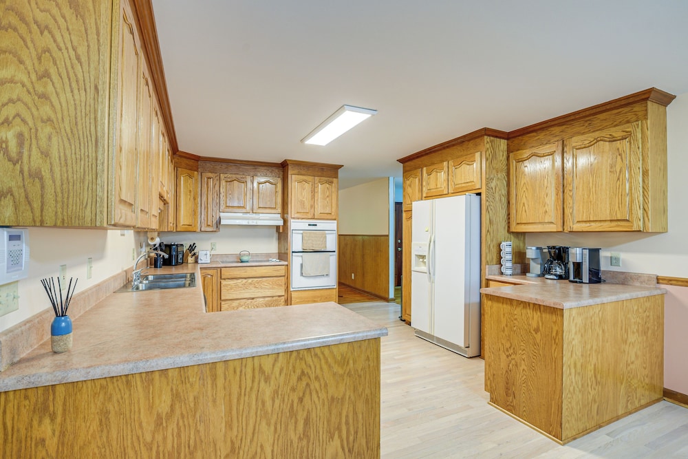 5 Mi to Lake Robinson: Bbq-ready Home w/ Pool