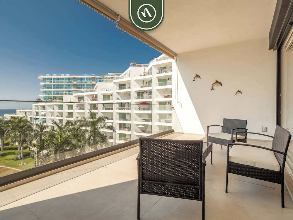 Oceanview 1 BR Condo - Private Beach - Pools