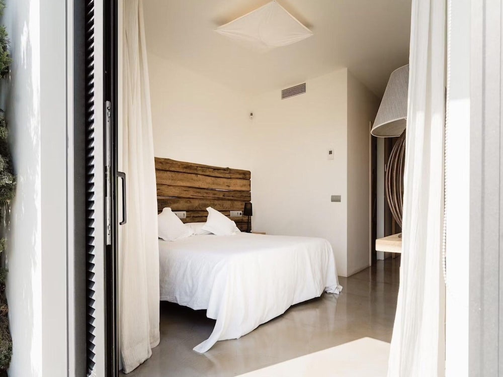 Modern Villa With Minimalistic Decor