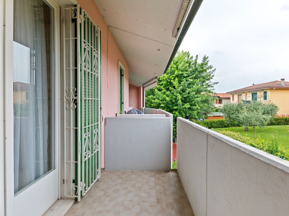 Vibrant Holiday Home in Lazise with Swimming Pool near Lake photo 5