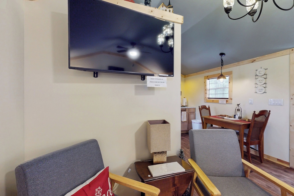 1BR Rustic Cabin w/ Kitchenette, Streaming & Wifi