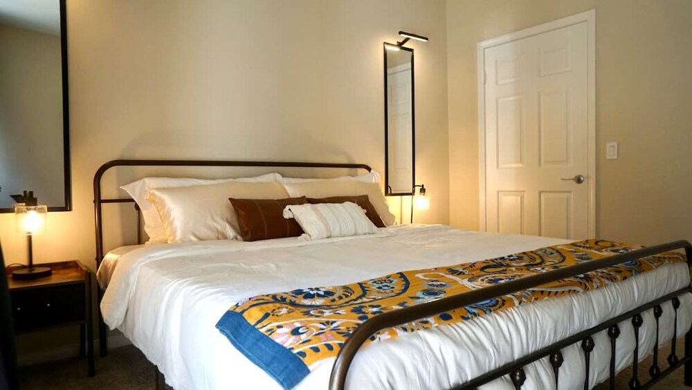 Spacious 2-br APT Near Disneyland Pool Hot Tub GYM