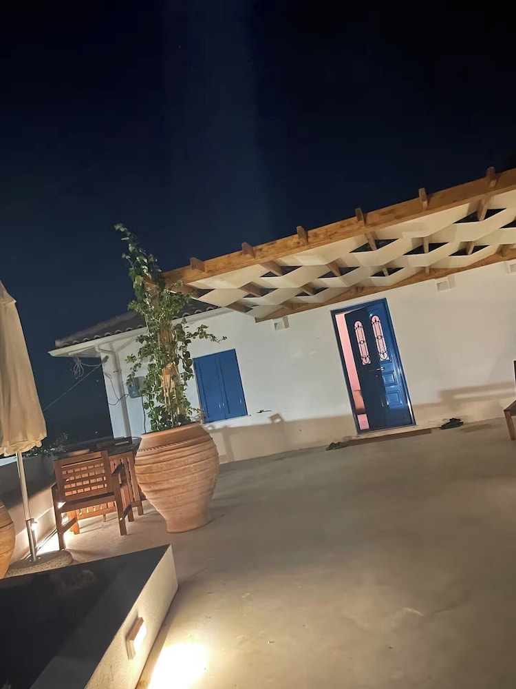 The White House Evgrious, Sleeps 4, Close to Beach