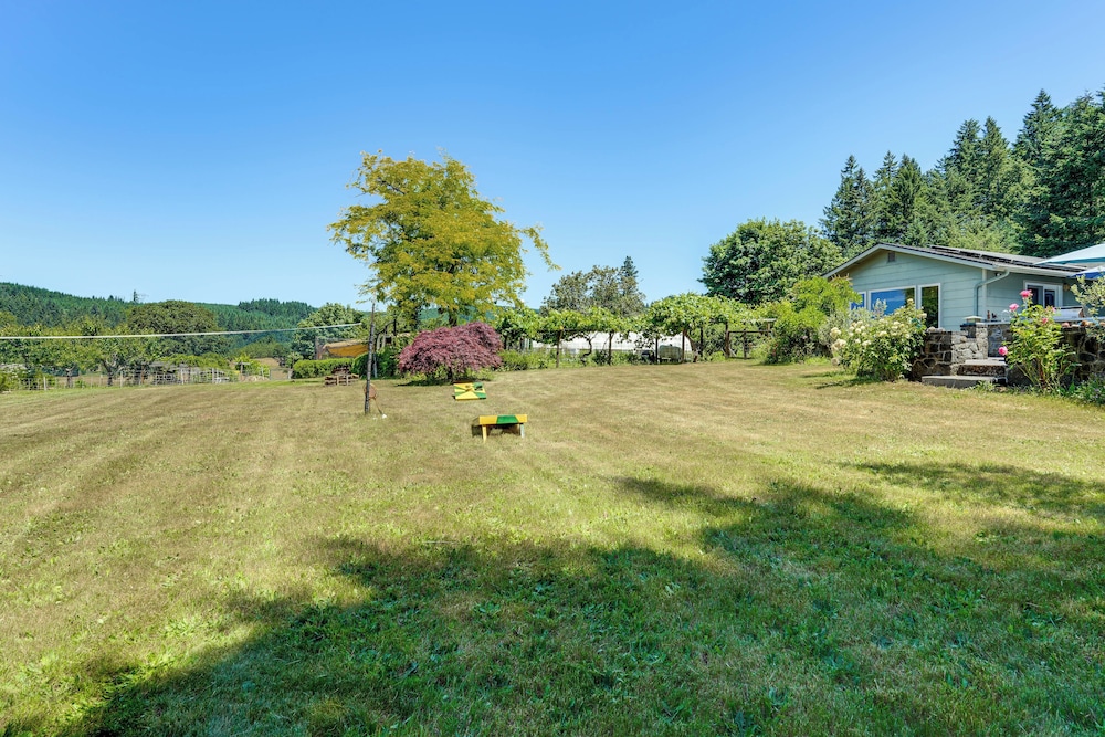 Oregon Farmhouse Hideaway on 53 Acres
