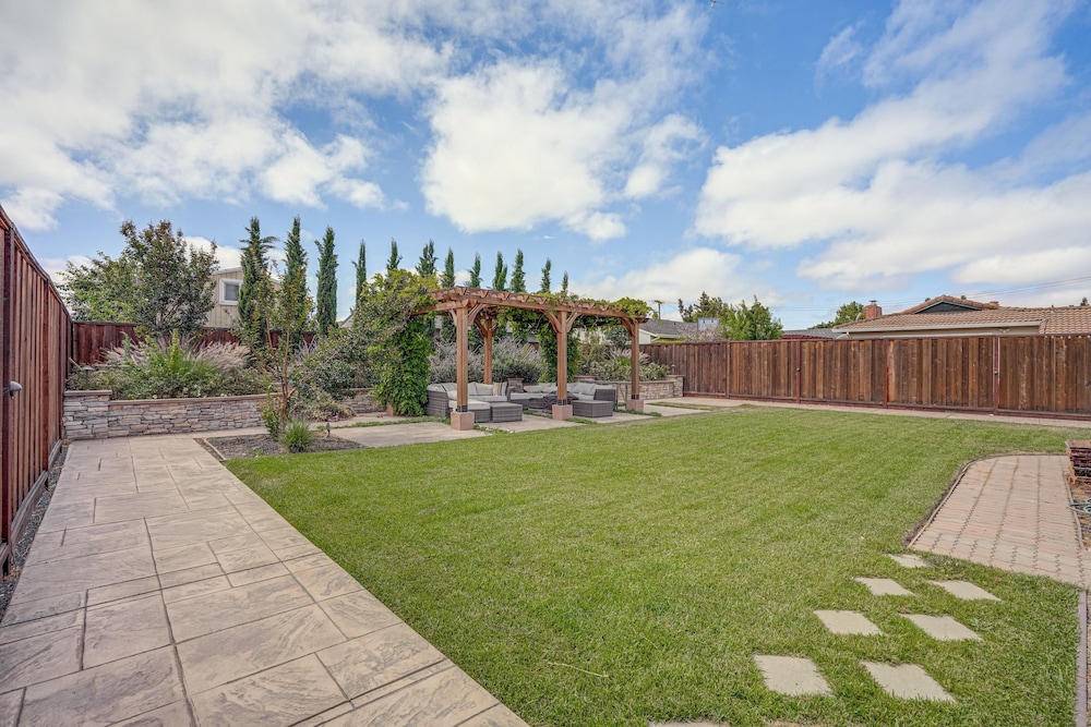 Private Zen Garden + Fireplace: Chic Hayward Oasis