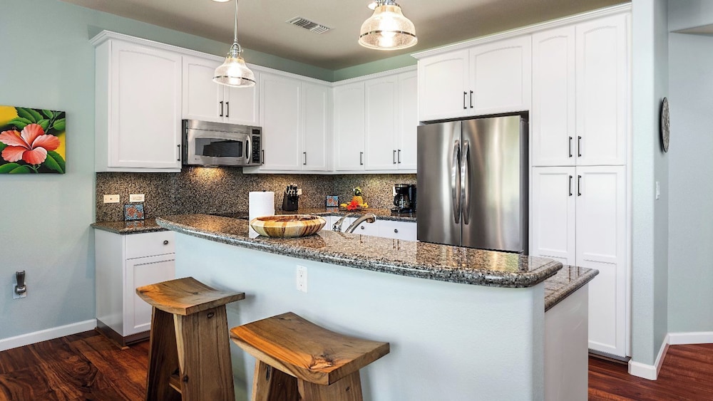 Tropical Escape w/ Lanai, BBQ & Resort Amenities - Vrkcv