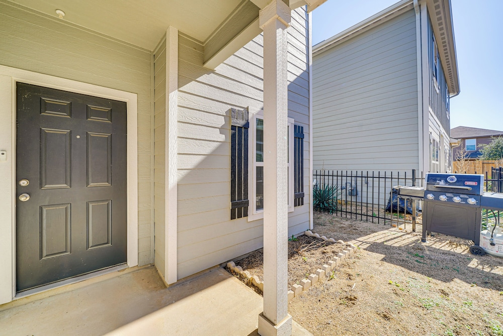 8 Mi to Lackland Afb: Pet-friendly Home w/ Yard!
