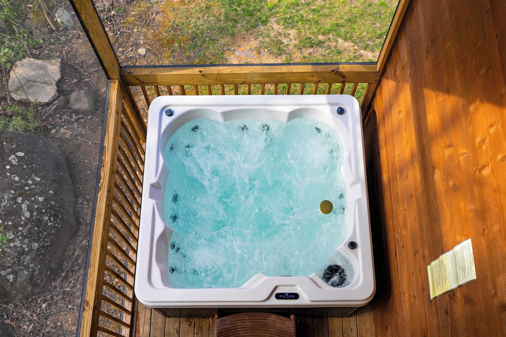 Hot Tub + Foosball Access to Pool, Tennis, Gym Chill'n in the Smokies