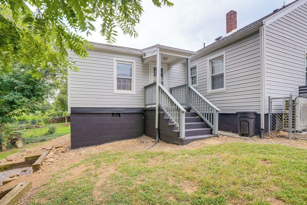 Fenced-in Yard: Home 7 Mi to Shenandoah Nat'l Park