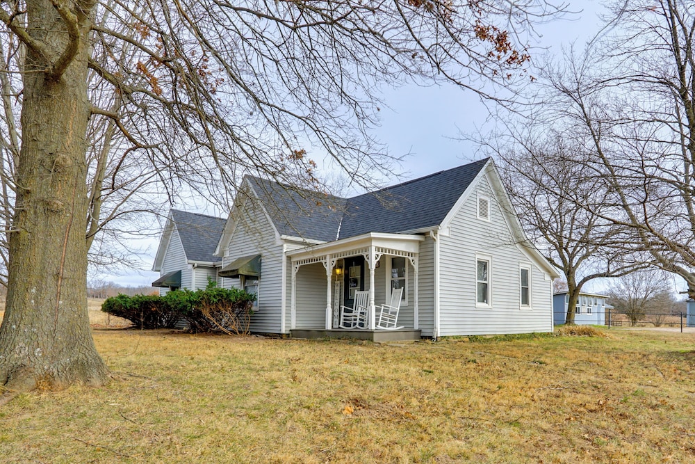100-year-old Farmhouse in Fulton: 6 Mi to Town!