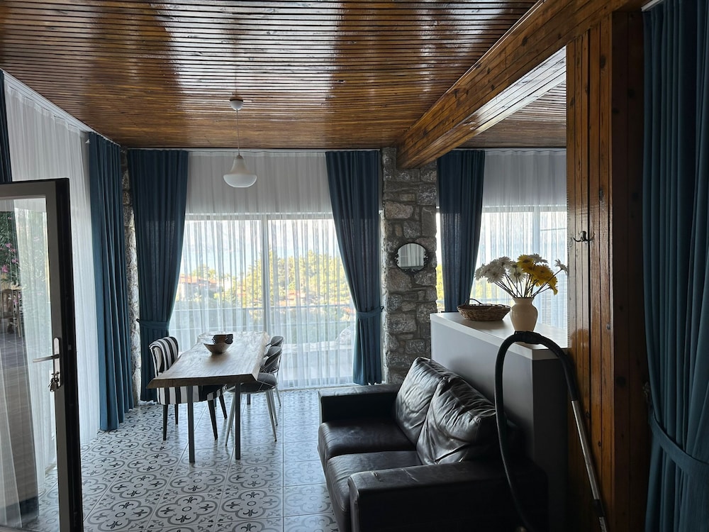 Amos Sea View