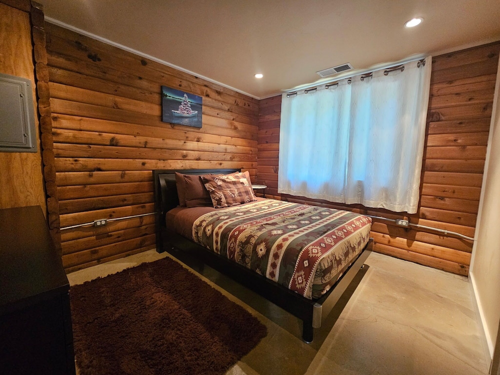 Lakefront Cabin in Prattville