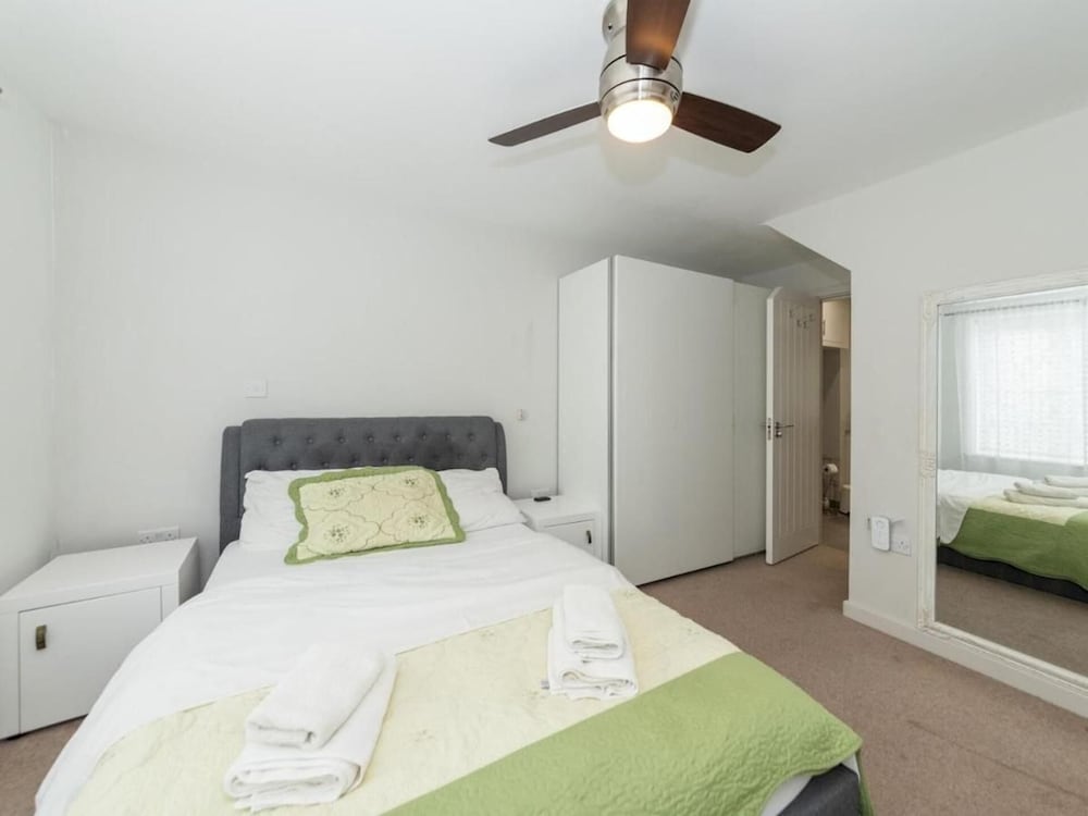 2-bed House in Reading-near Town-sleeps 4