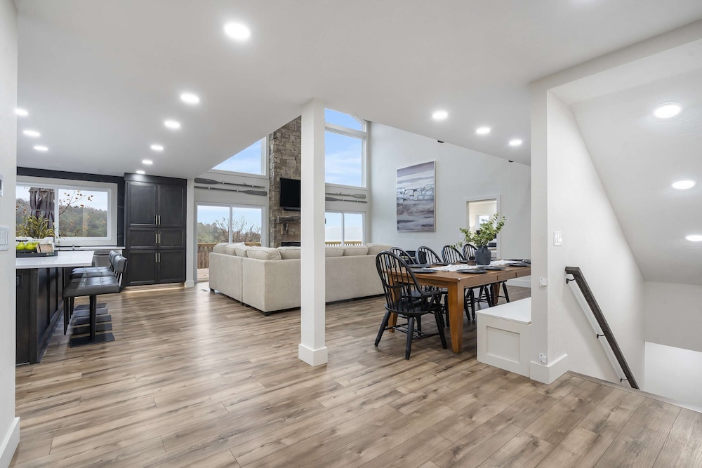 Van Kirk Cove 6 BDR Stunner!