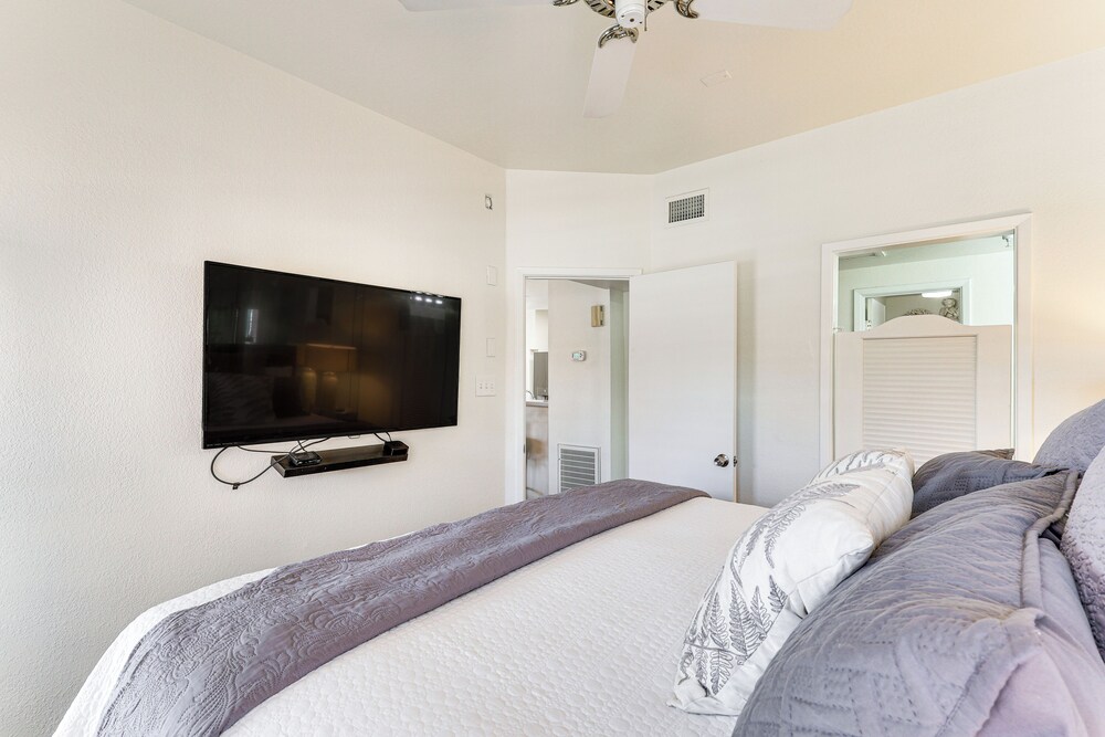Walk to Rotary Park: LHC Condo w/ Private Patio