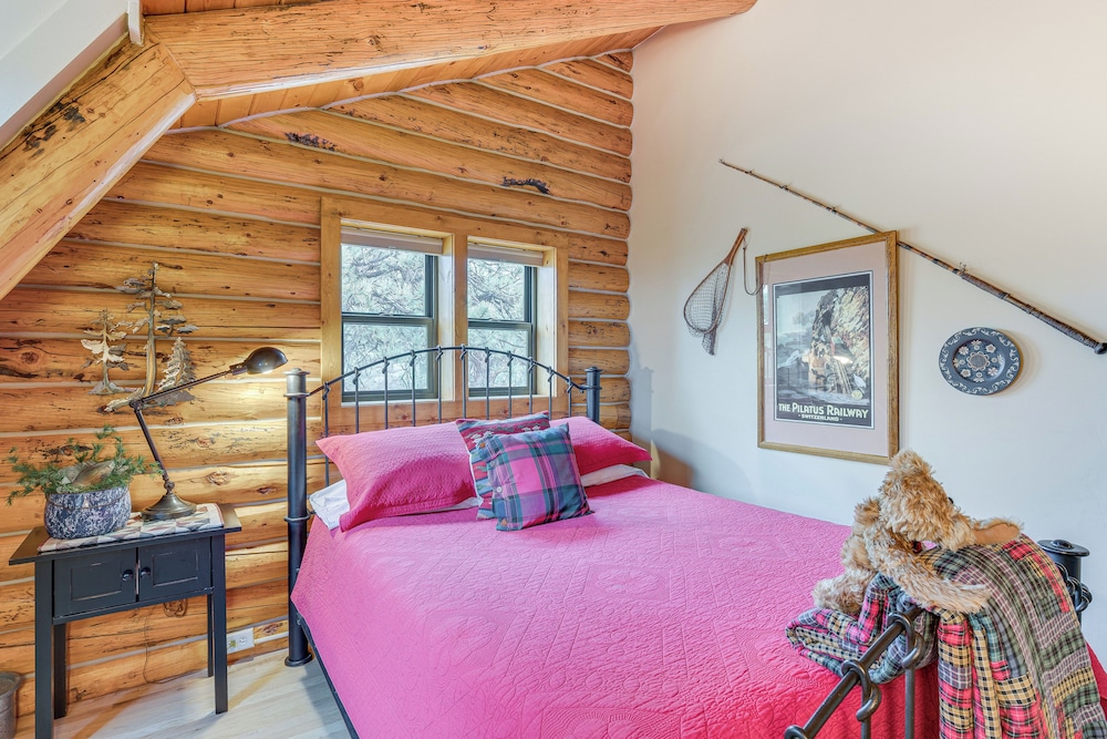 18 Mi to Royal Gorge: Peaceful Mtn Cabin w/ Porch!
