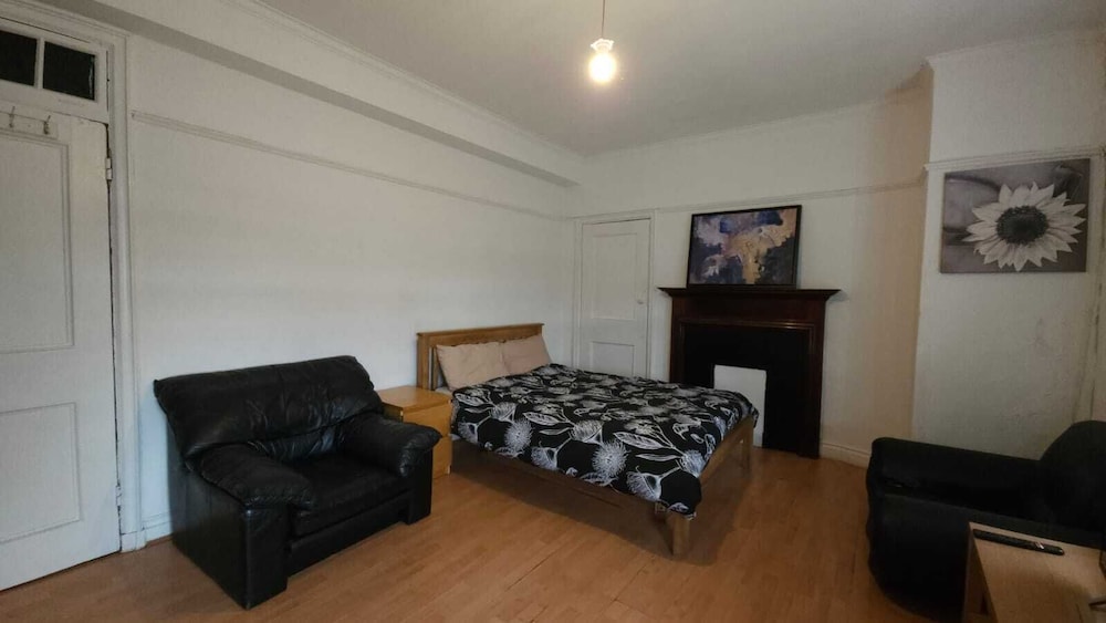 London Edgware Station Apartment view 5