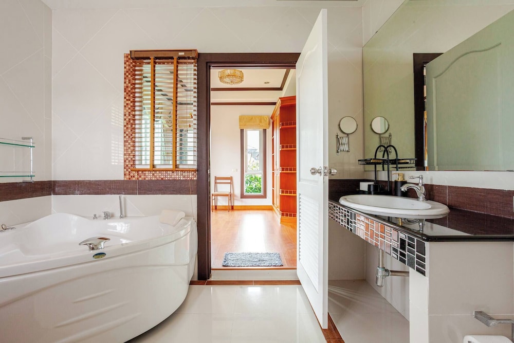 Luxury Iconic Royal Boat Pool Villa North Pattaya