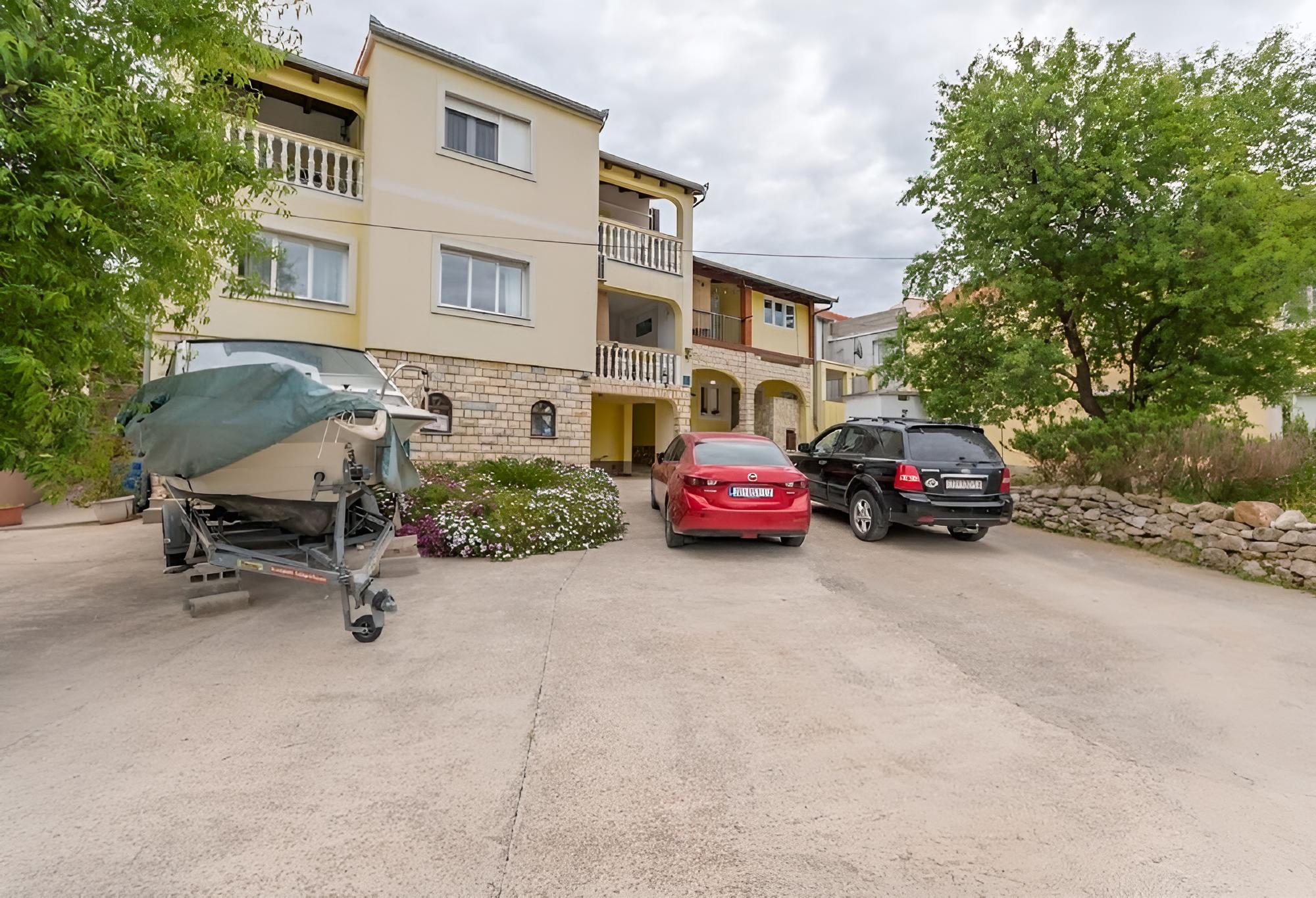 Teresa - Great Location & Parking - A1 view 2