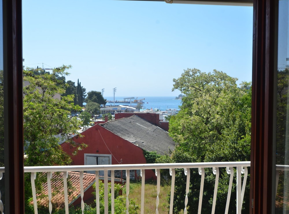 Spacious Rovinj Apartment With Balcony and Sea View