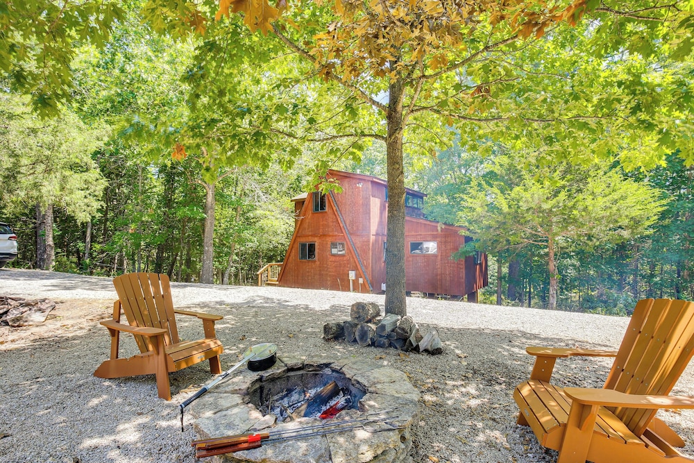 Lakefront Innsbrook Chalet: Hot Tub + Fire Pit!