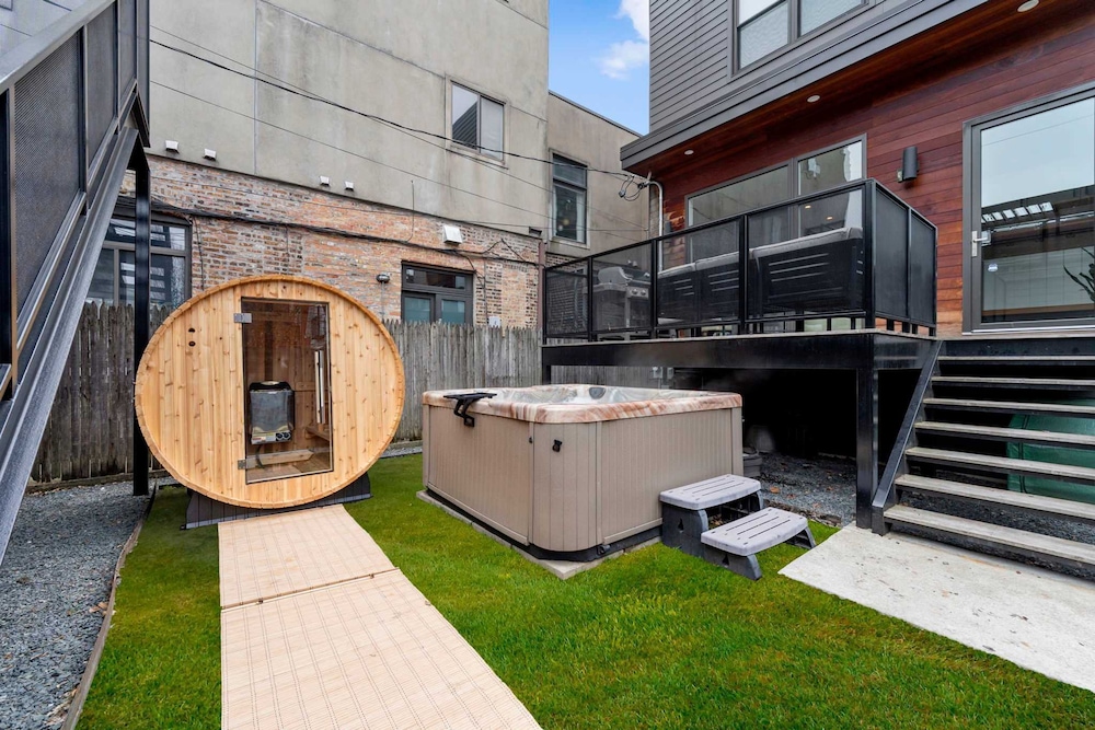 Stunning 5BR Home With 2 Rooftops Sauna Hot Tub