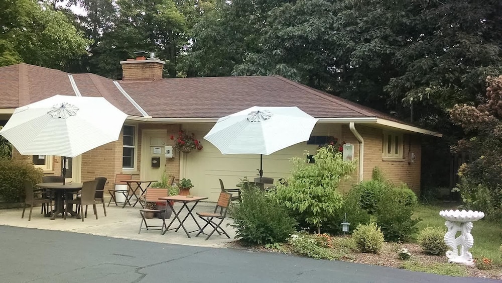 The Saugatuck Retro Resort Motel - Property Image 6