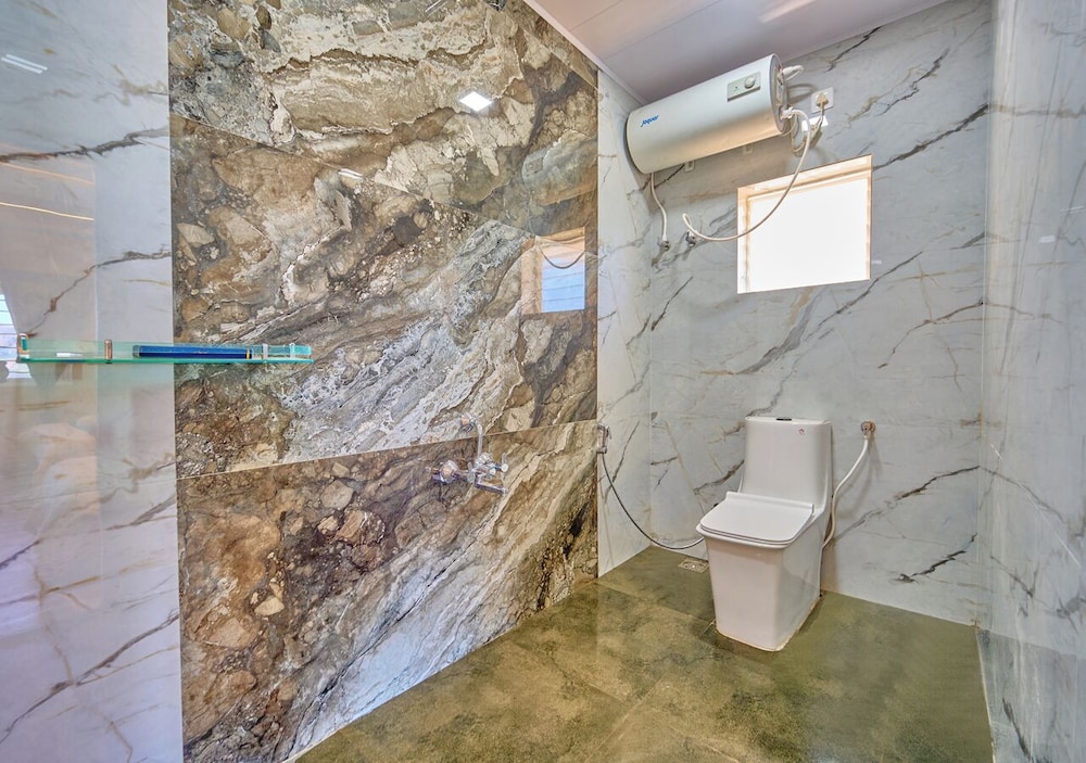Vihani's Western Clouds by VOYE HOMES