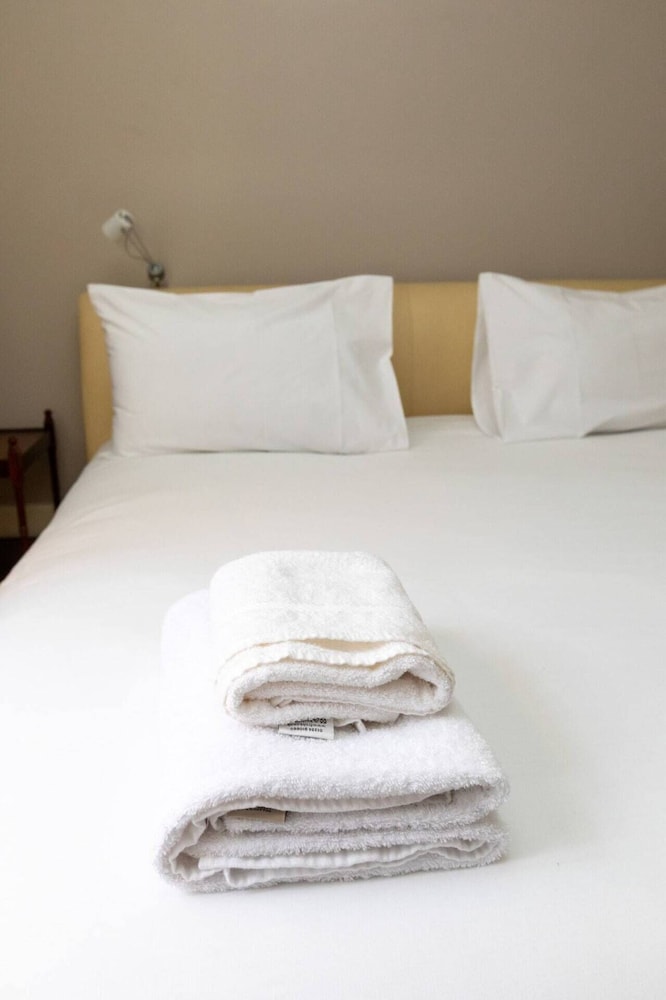 Charming 1BD Flat With Balcony - Kensington