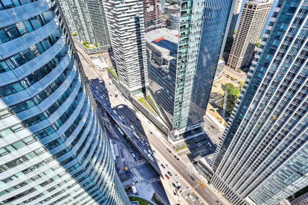 Brilliant High-Rise 2 Bed and Parking - Image 1