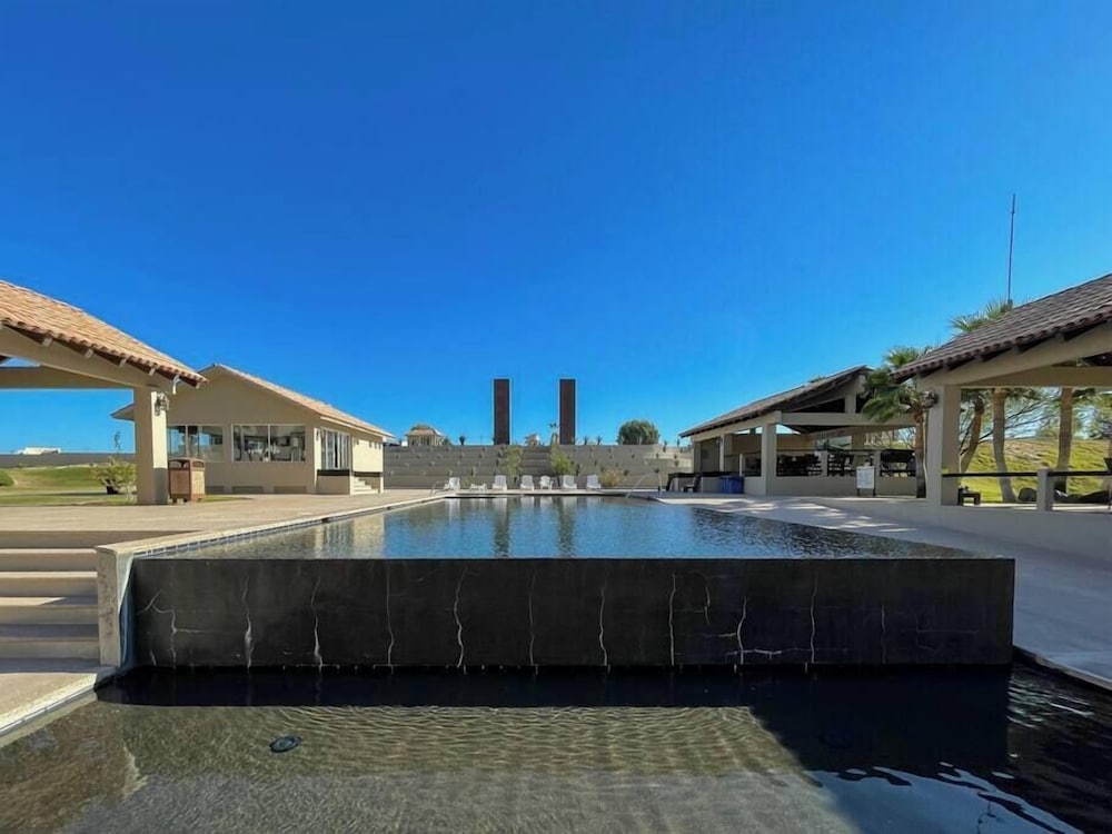 Admire Sea View From a Stunning Condo