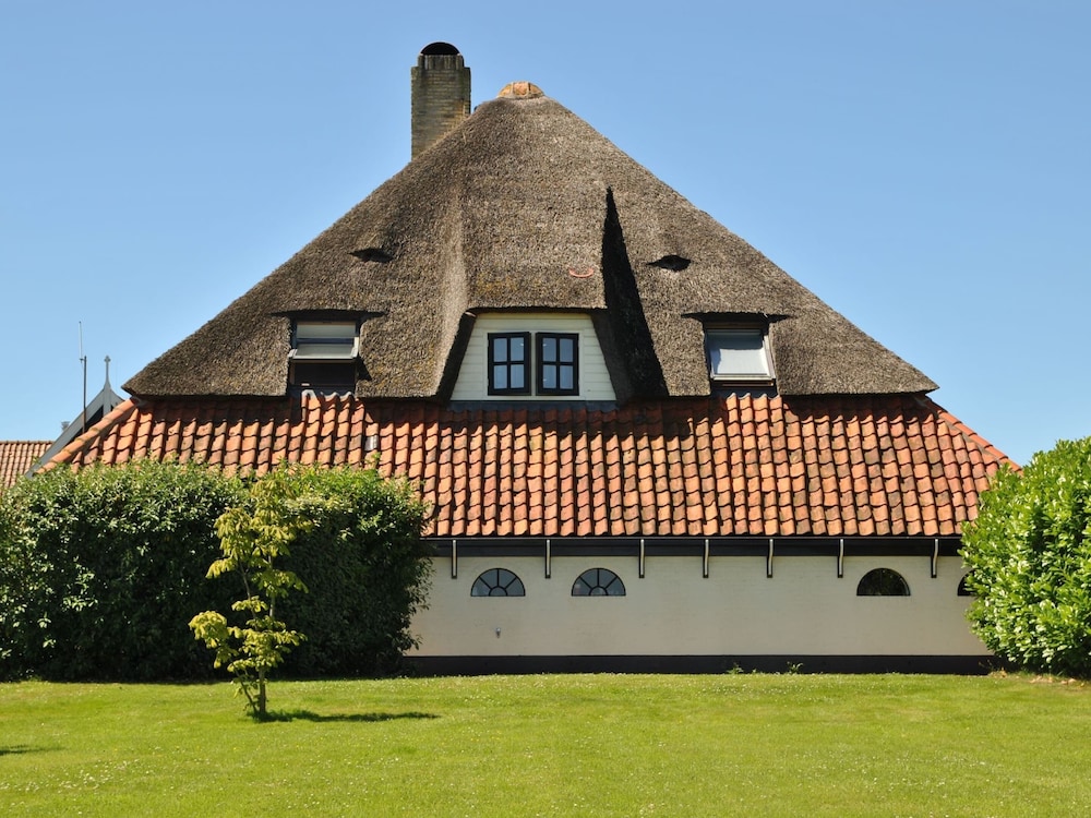 Lovely Holiday Home in Texel near Sea