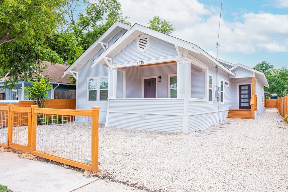 Stunning Elegance 4BR 2 5 BA Near Vibrant Downtown view 5
