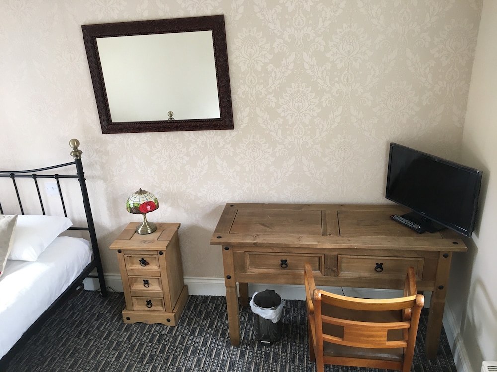 The Hollies Inn