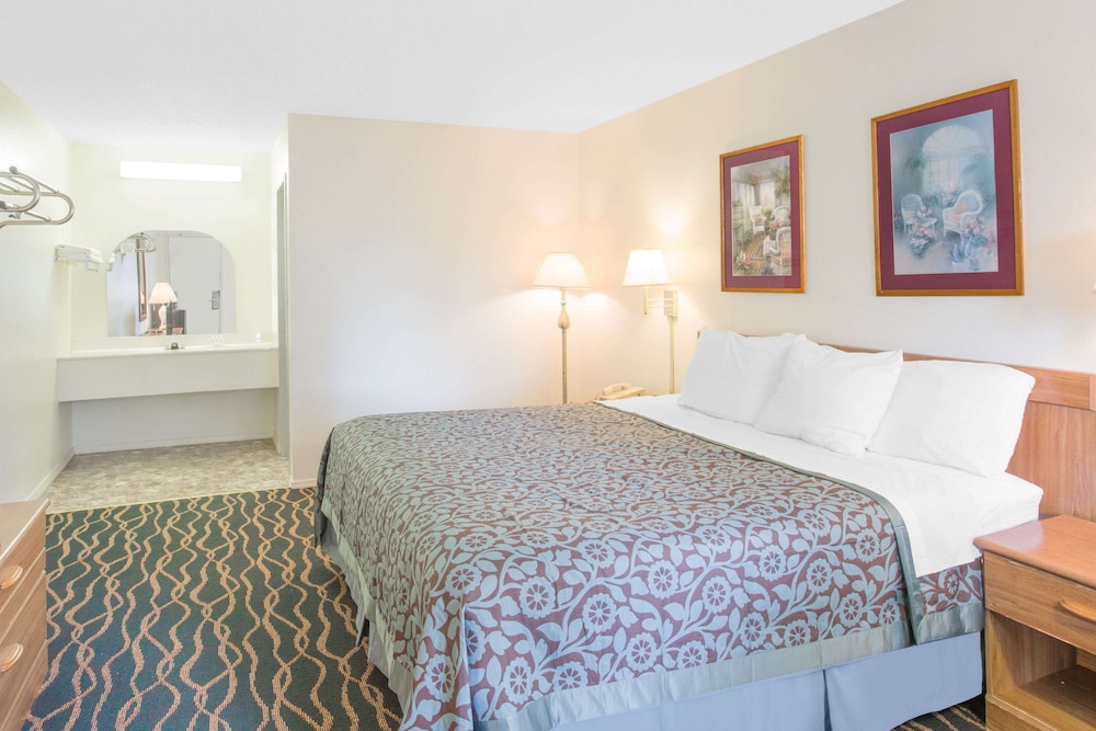 Days Inn by Wyndham Hardy view 4
