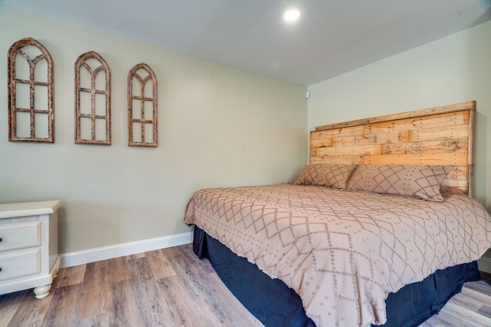 Studio Stay w/ Deck in Missouri Wine Country