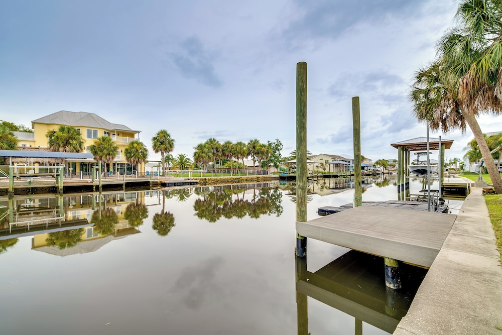 Canal-front Relaxation: Crystal River Home w/ Dock