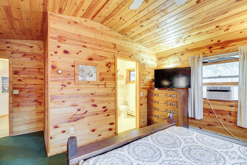 Scenic Cabin w/ Private Beach in Crosslake!