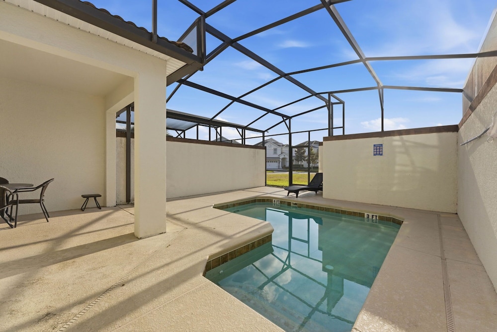 Relaxing 4BR Villa With Pool in Champions Gate