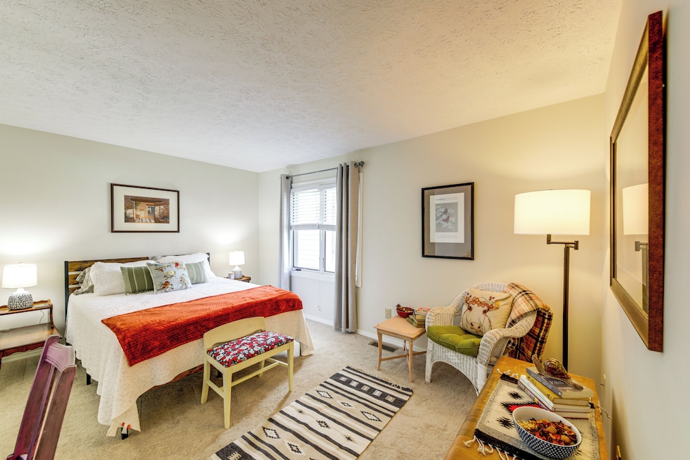 3 Mi to IU: Dog-friendly Condo w/ Pool Access!