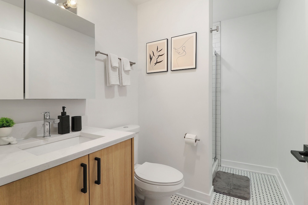 Stylish 4BR Stay - State rep