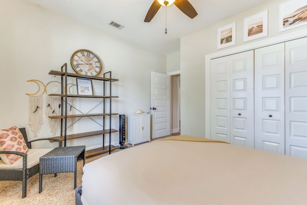 2 Mi to Beach: Bright Navarre Home w/ Fire Pit!