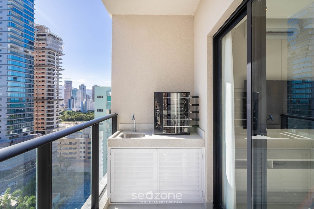 Your Exclusive Stay Just Steps From the sea in Meia Praia - FFS II