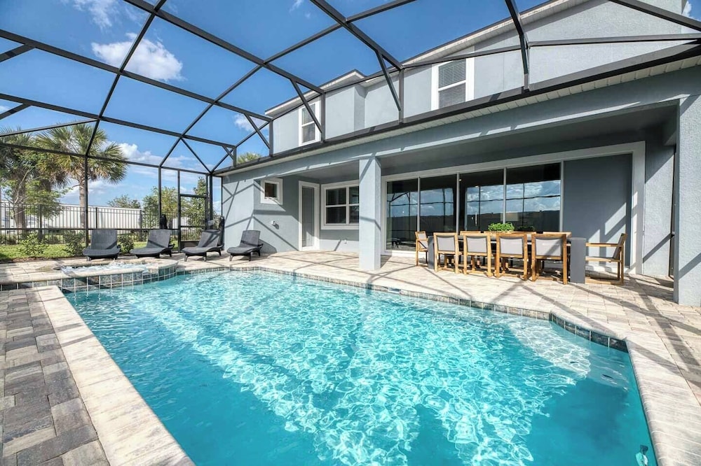 Spacious 9-bedroom Orlando vacation home