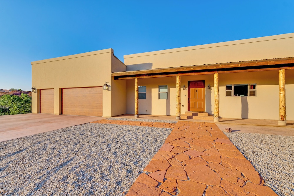 5 Mi to Arches NP: Canyon-view Hideaway w/ Deck!